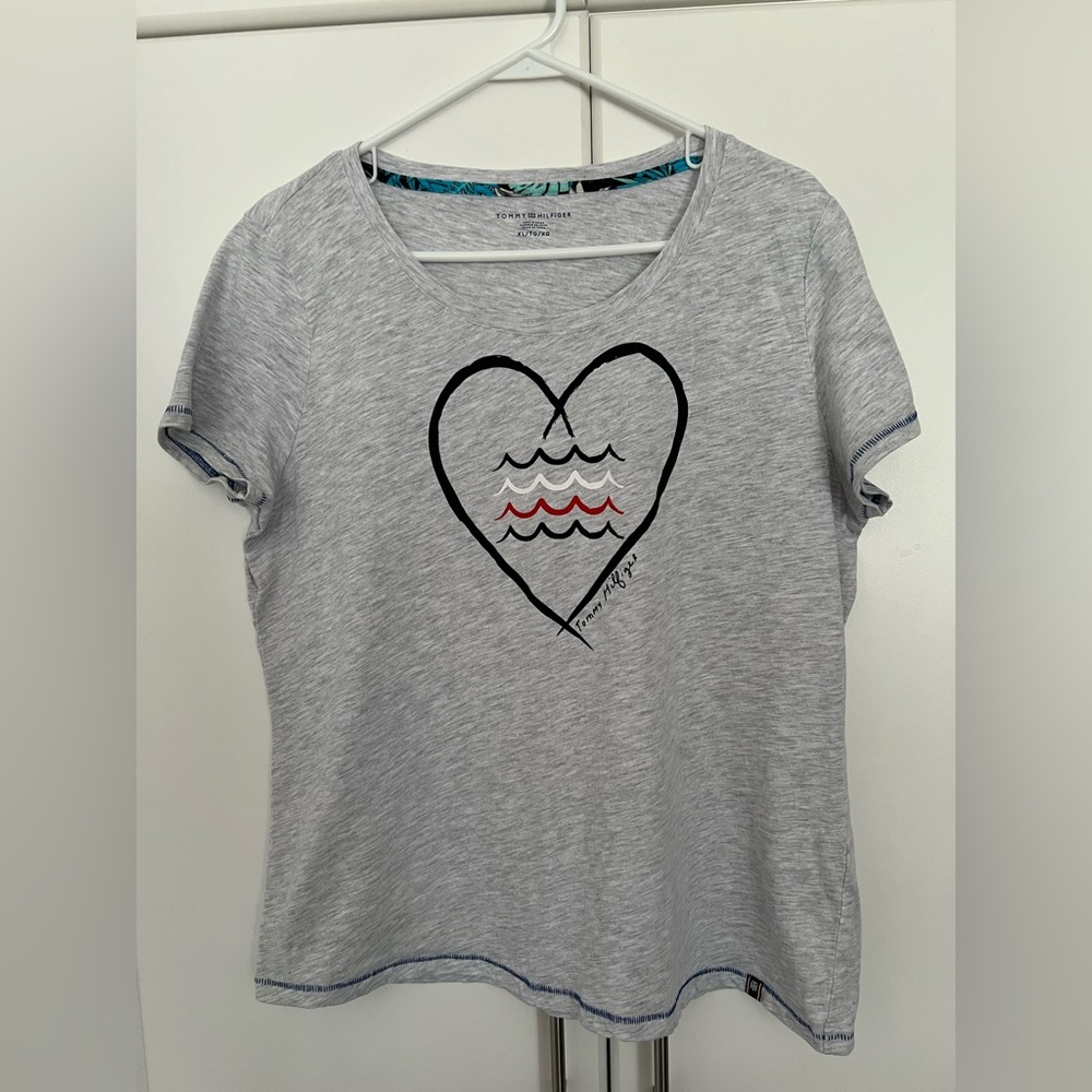 Tommy Hilfiger Women's Gray Heart Graphic T-Shirt Sz XL